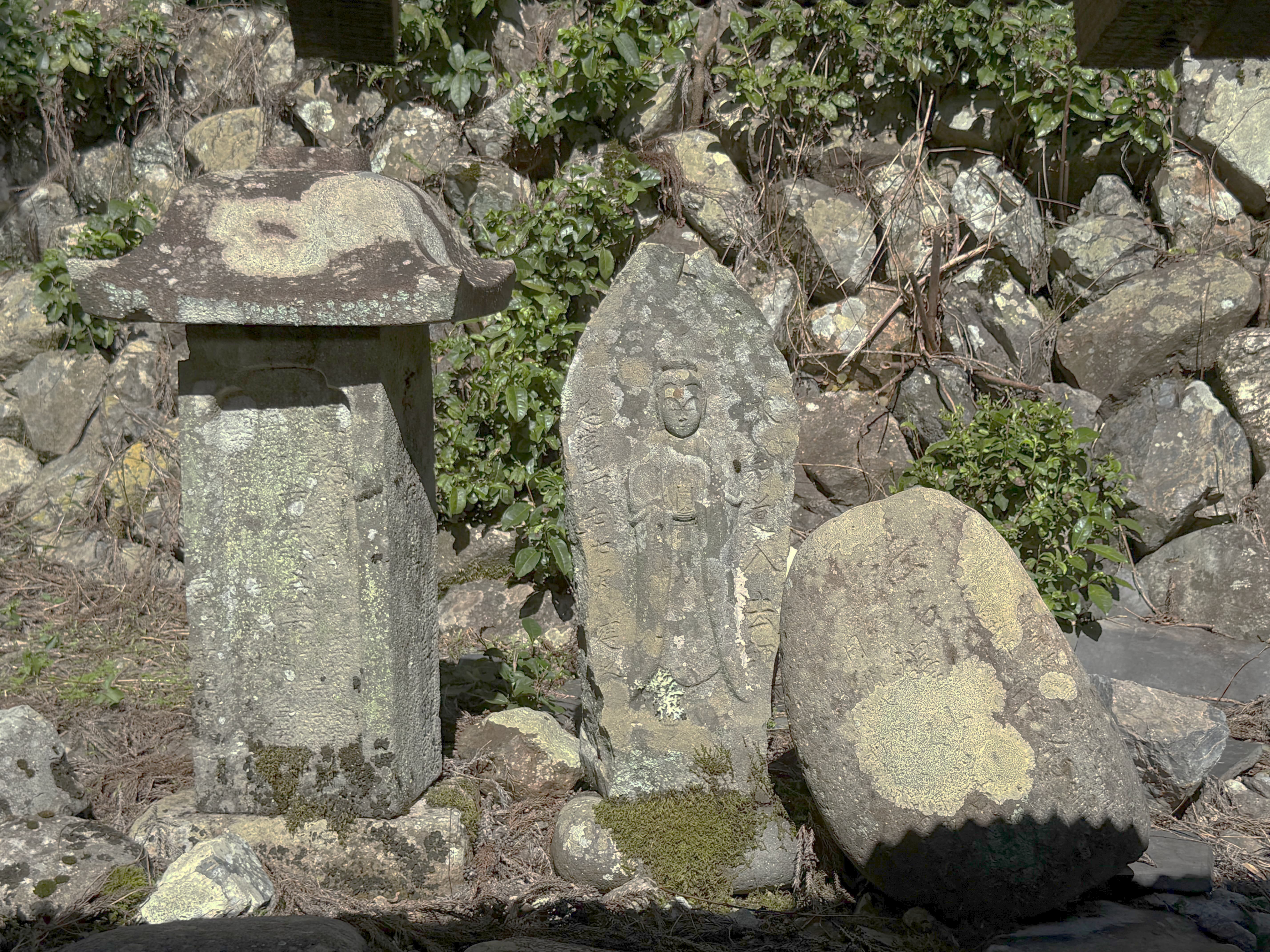 尾倉道場裏墓石